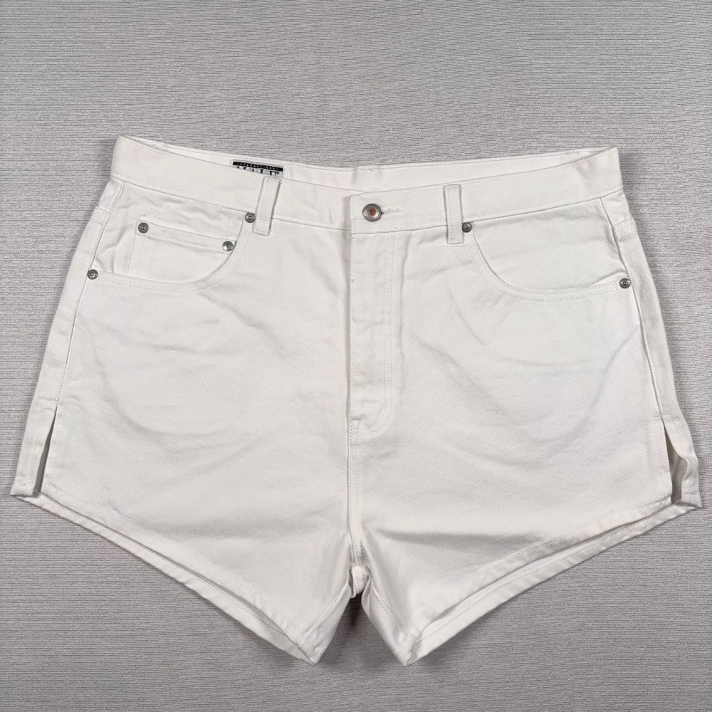 Vintage International Male Shorts Mens Size 38 MEASURES 37 White Cotton